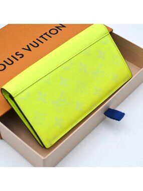 Louis Vuitton Taigarama Portefeuille Brazza Wallet Neon Yellow